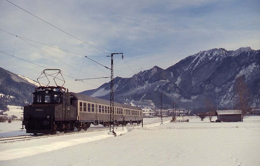 Im Januar 1979 hat 169 002-3 mit ihrem Personenzug nach Murnau den Bahnhof Overammergau verlassen