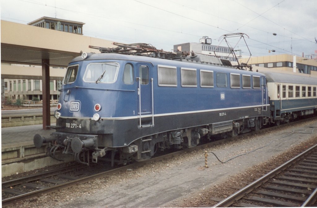 Im Januar 1990 stand die 110 271-4 mit dem D2865 Saarrcken - Frankfurt auf Gleis 12 in Saarbrcken HBF. Wie ich aus einem Buch wei, hat diese Lok eine interessante Geschichte. Sie war eigentlich eine Kasten-110 und wurde 1973 nach einem Unfall mit dem neuen Wagenkasten wieder aufgebaut. (Scan vom Foto) 