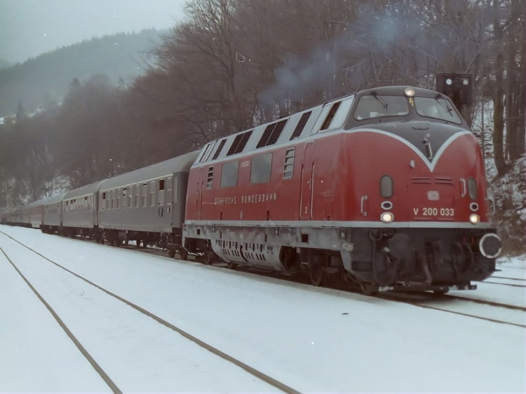 Im Januar 1996 erschienen 2 V200 der ehemaligen Bundesbahn mit einem Sonderzug in Thringen. Der Zug beim kopfmachen in Rauenstein