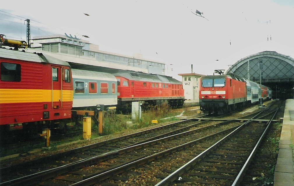 Im Januar 2001 verlsst 143 206-1 mit einem bunten RE den Dresdener-Hbf..
Damals gab es noch richtig schne bunte Zge ;-).
Scann.Kamera EXA 1b