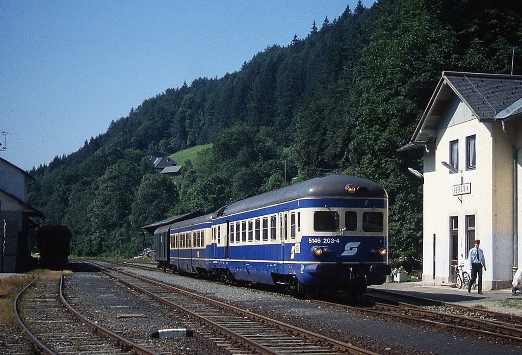 Im Juli 1991 verläßt 5146 203-4 auf seinem Weg von Launsdorf-Hochosterwitz nach Hüttenberg den Bahnhof Eberstein