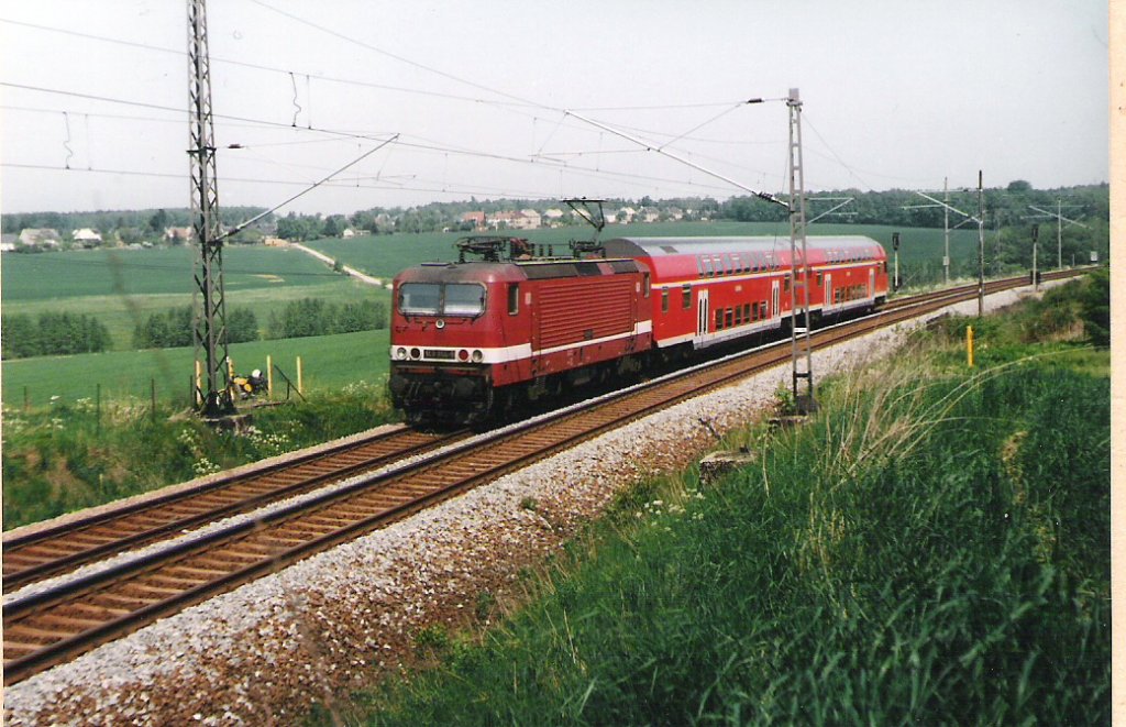 Im Juli 1998 konnte ich auf der Strecke Riesa - Chemnitz diese schne Aufnahme, mit der Zuglok 143 354-9, kurz vor Chemnitz-Glsa machen.
Die Doppelstockeinheiten waren damals nagelneu!