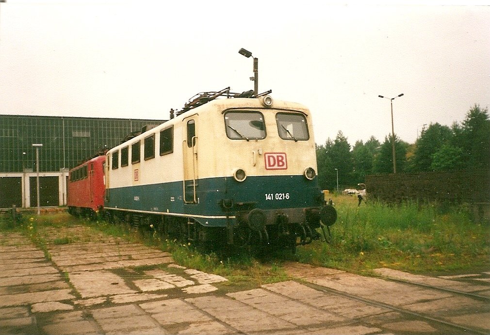 Im Juli 1999 reparierte das Ausbesserungswerk in Neustrelitz noch Vorrangig DB-Loks,so wurde auch die 141 021 in Neustrelitz instandgesetzt.