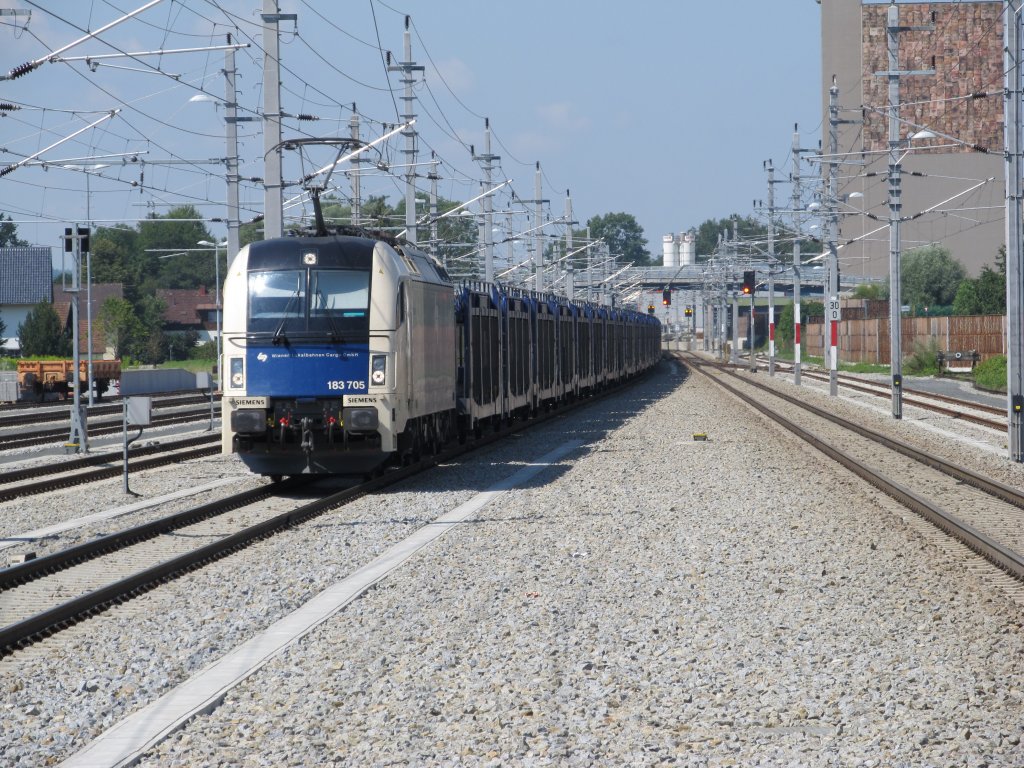 Im Juli 2011: Ein Taurus der Wiener Lokalbahnen Cargo GmbH mit einem leeren Autotransportzug.