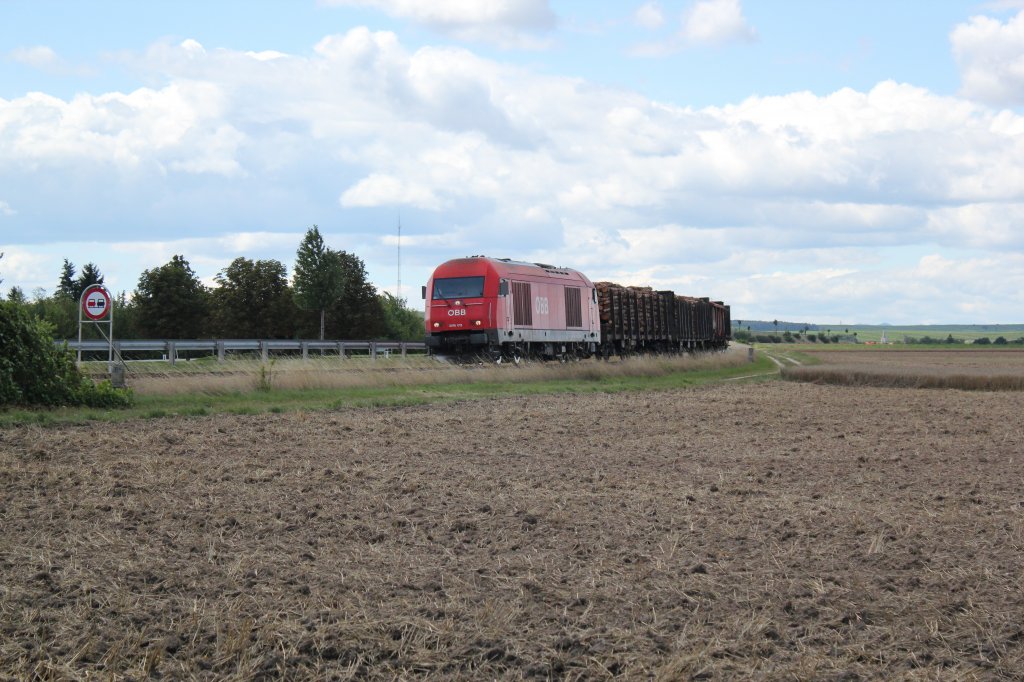 Im Juli 2012 nimmt ein Gterzug die letzte Kurve vor dem Bahnhof Deutschkreutz.