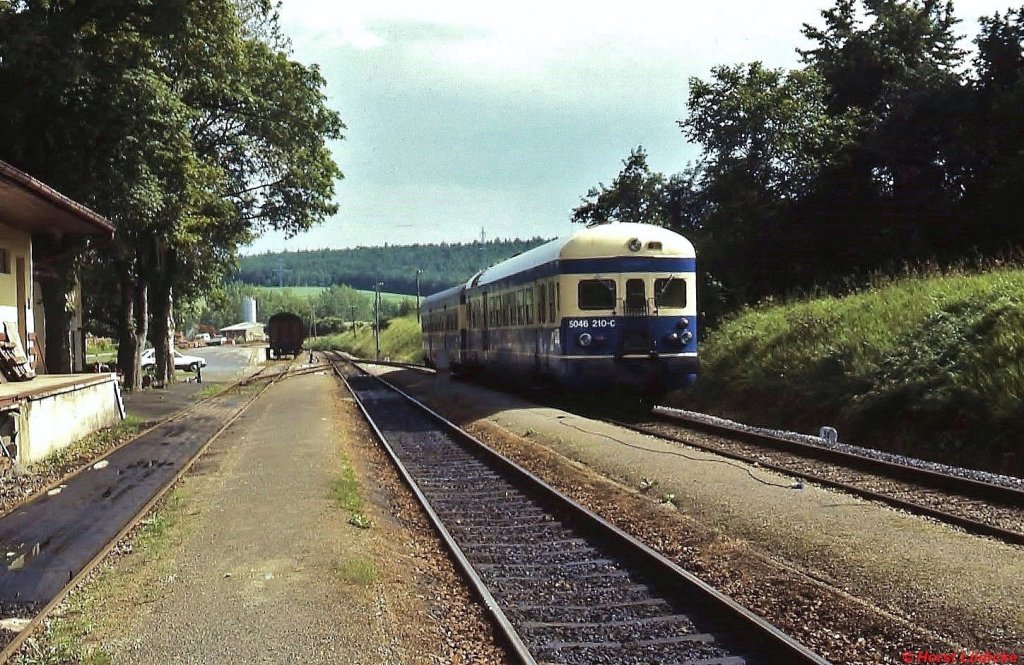 Im Juni 1987 wartet 5046 210-0 im Bahnhof Oberpullendorf auf Fahrgäste