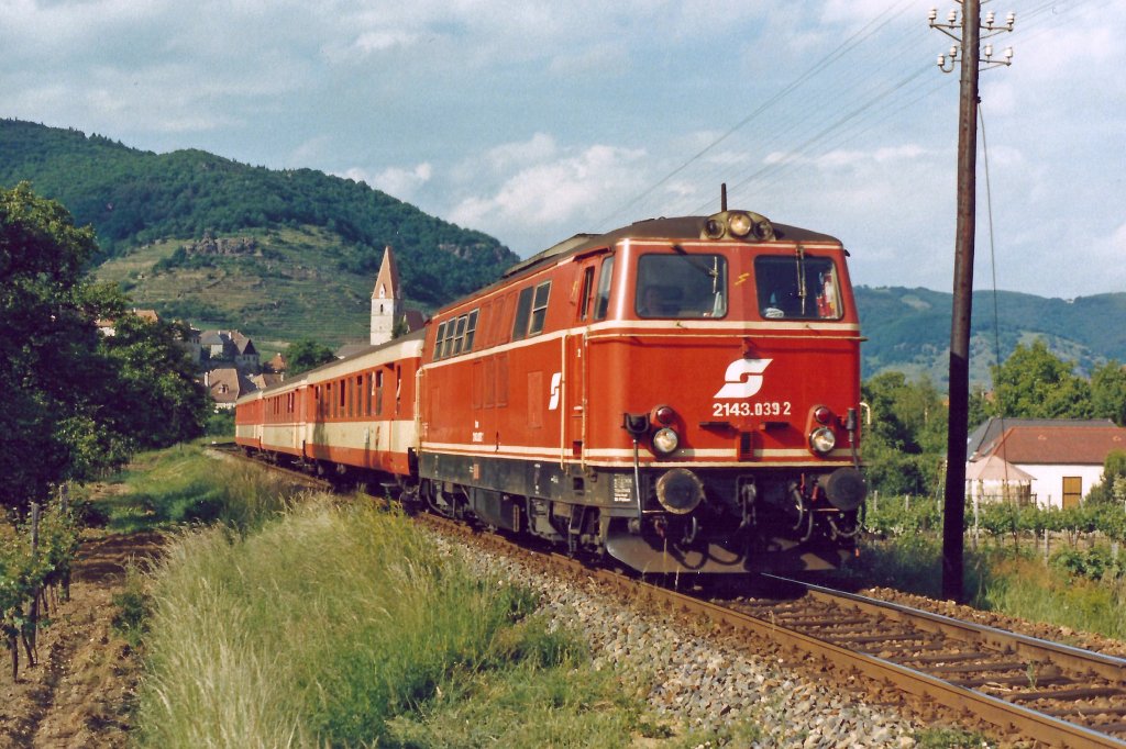Im Juni 1988 zieht 2143.039 ihren Reg. durch die Wachau.
