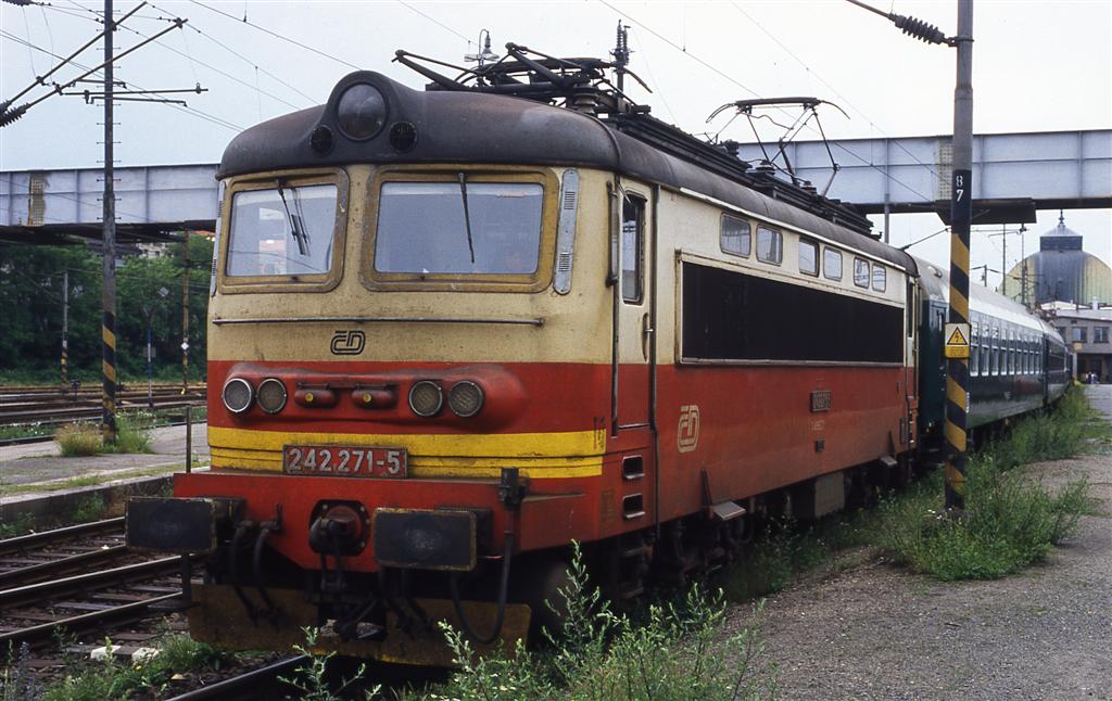 Im Juni 1996 entstand diese Aufnahme der 242 271-5 der CD im Bahnhof Plzen. Bin damals mit einem Interregio von Furth im Wald nach Plzen gefahren. Nikon F-301 - Scan vom Dia. 