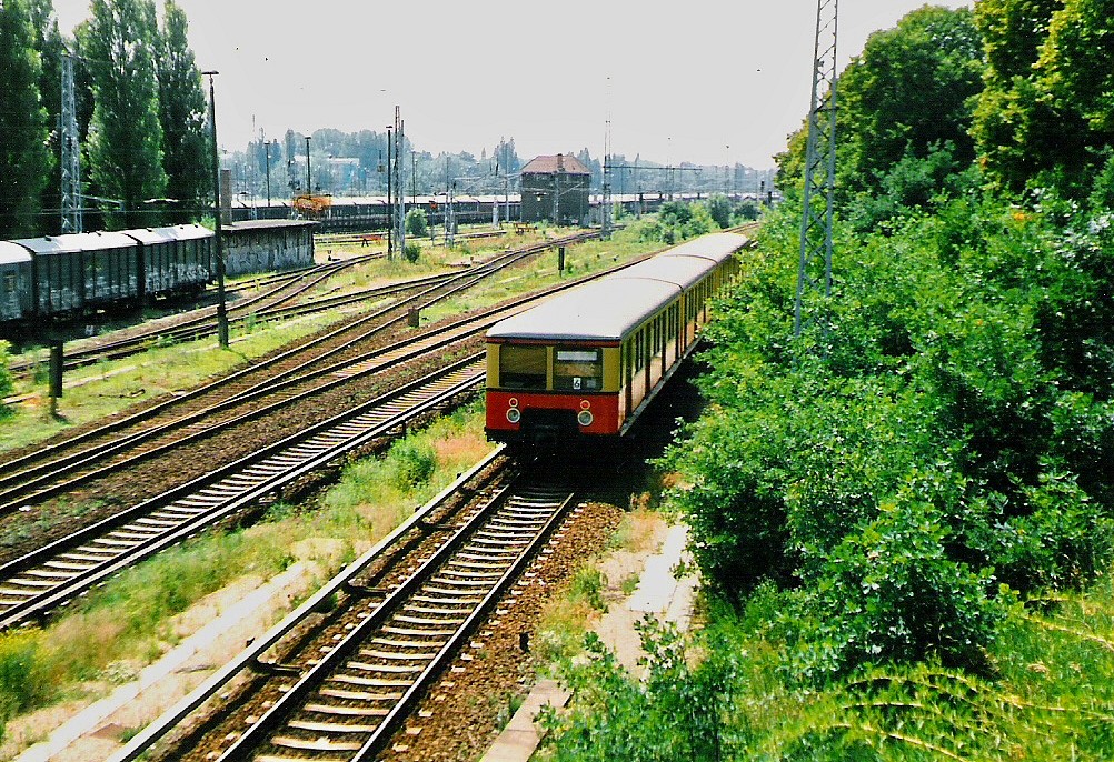 Im Juni 1998 verlsst eine Triebwageneinheit BR 477 den Hp. Pankow - Heinersdorf und fhrt weiter Richtung Berlin Zentrum. Im Hintergrund der damalige Rangierbahnhof Pankow.
Scann.