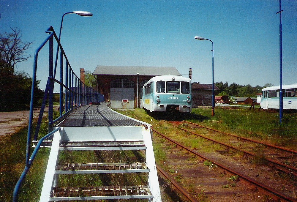 Im Juni 2002 stand BR 772 201-0 am noch offiziell benutzen Lokschuppen in Zinnowitz. Zu diesem Zeitpunkt vollzog sich die Umstellung zum GTW 2/6 (BR646).Fotografiert vom ffentlichen Weg.
Scann.Kamera Exa 1b
