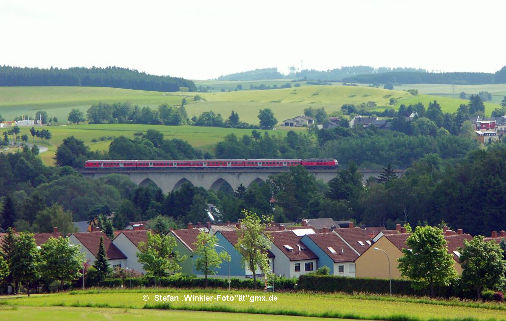 Im Juni 2010 gelang dieser abendliche Schuss auf den 218 gefhrten RE aus Leipzig, als er das Viadukt in Unterkotzau passiert.
