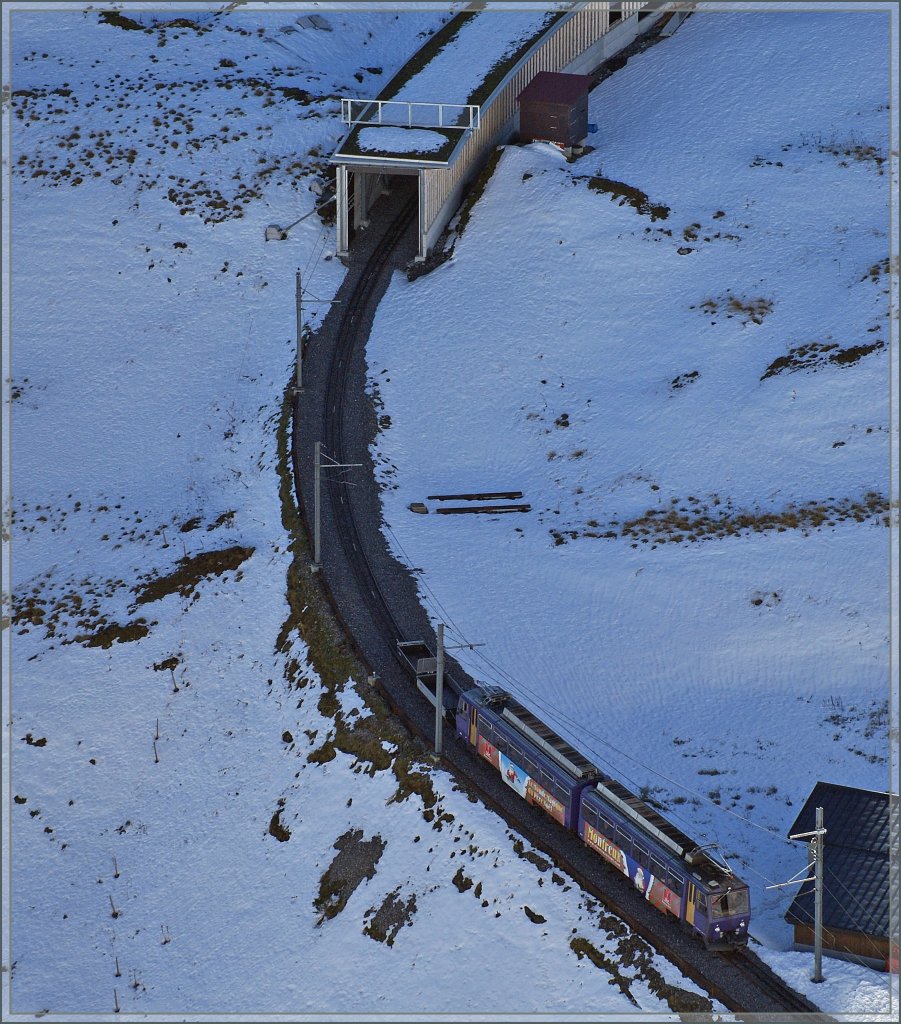 Im kalten,  schattigen Einschnitt fhrt der Rochers-de-Naye Zahnradbahntriebzug der Gipfelstation entgegen, die in wenigen Minuten erreicht sein wird.
Bearbeitung und Schnitt: Armin Schwarz (via  Bilderdiskussion )
12. Oktober 2011