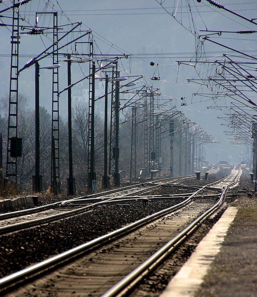 Im kalten Winterlicht pr�sentiert sich die Gleiswechselm�glichkeit westlich von Radebeul Naundorf am  14.01.2011 gegen 13:20 Uhr