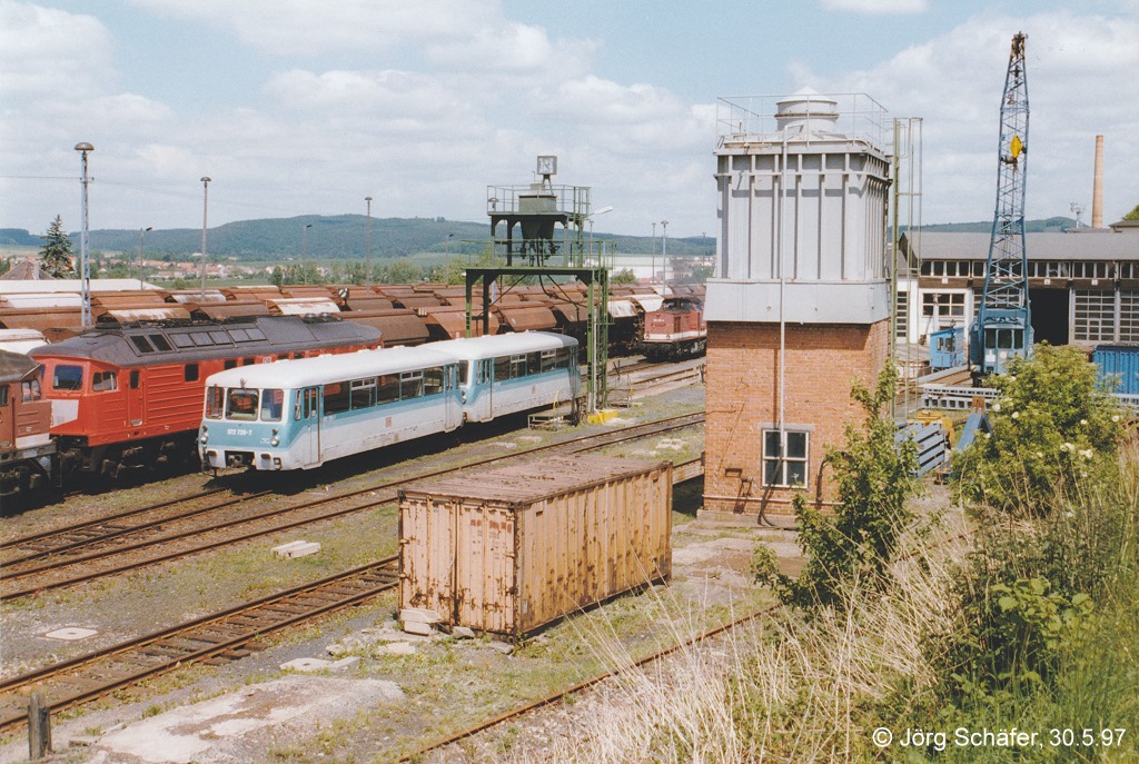 Im kleinen Bw Vacha im sdstlichen Bahnhofsbereich war auch am 30.5.97 noch viel los. Vorne wartet ein Schienenbusprchen auf den nchten Einsatz auf der „Feldabahn“ nach Kaltennordheim.