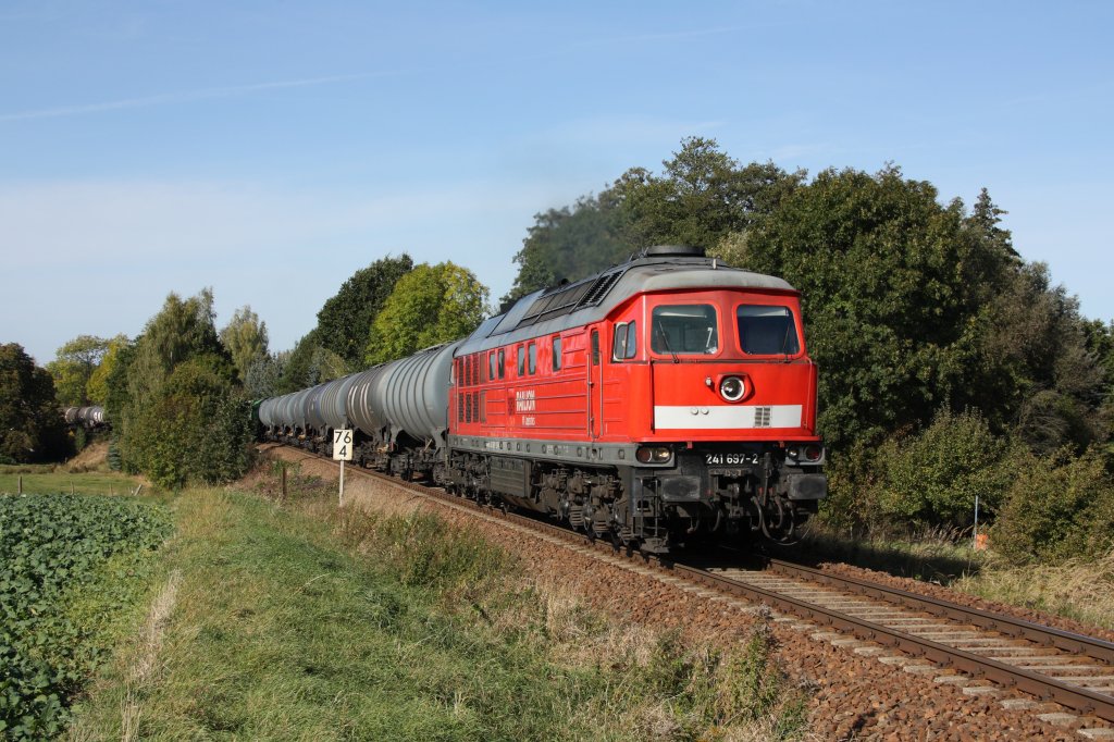 Im kleinen Ort Eula zwischen Nossen und Deutschenbora konnte am 13.10.2012 241 697-2 mit einem leeren Kesselwagenzug aus dem Tanklager Rhsa abgelichtet werden. 