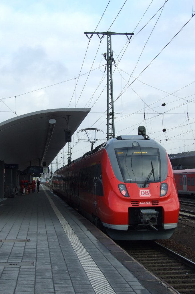 Im Koblenzer Hbf steht 442 705 als RB 12214 nach Trier bereit.
Am Abend selbigen Tages hatte ich das Vergngen, mit dem ZUg zu fahren. Erster Eindruck des sich noch im Test befindenden Triebzuges: spurtstrker als die 425er, bequemere Sitze (nicht so bretthart wie im 425er)und ein angenehmes Raumgefhl. Allerdings drhnte dieser Zug unangenehm beim Beschleunigen in gewissen Geschwindigkeitsbereichen. Und: wenn eine Tr defekt ist, braucht man wegen der Verteilung auf die Wagenksten lange, eh man eine Ersatztr erreicht hat. (Ein Fahrgast musste deswegen ungewollt eine Station weiter fahren, weil der Zug zu schnell wieder anfuhr).
Koblenz, der 20.2.12