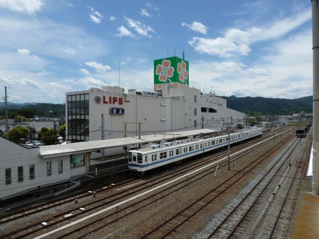 Im Landstädtchen Yorii 75km von der Tokyo-Endstation entfernt wartet Zug 8199 auf Abfahrt. 24.Juni 2011. 