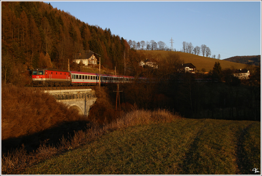 Im letzen Abendlicht des 2.12.2011, fhrt 1044 071 mit IC 259 (Wien Meidling-Maribor) ber das Frschnitzbach Viadukt nahe Mrzzuschlag.