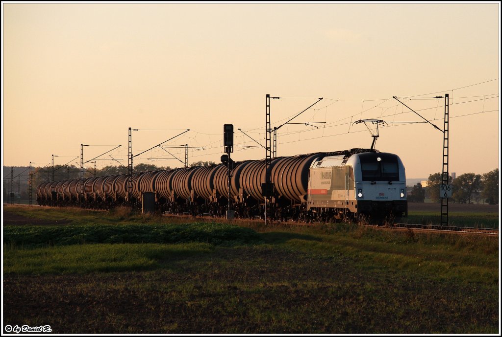 Im letzen Abendlicht kam 183 701  Train of Ideas  mit einem Kesselwagen gen Passau daher. (04.10.2011, Mangolding)
