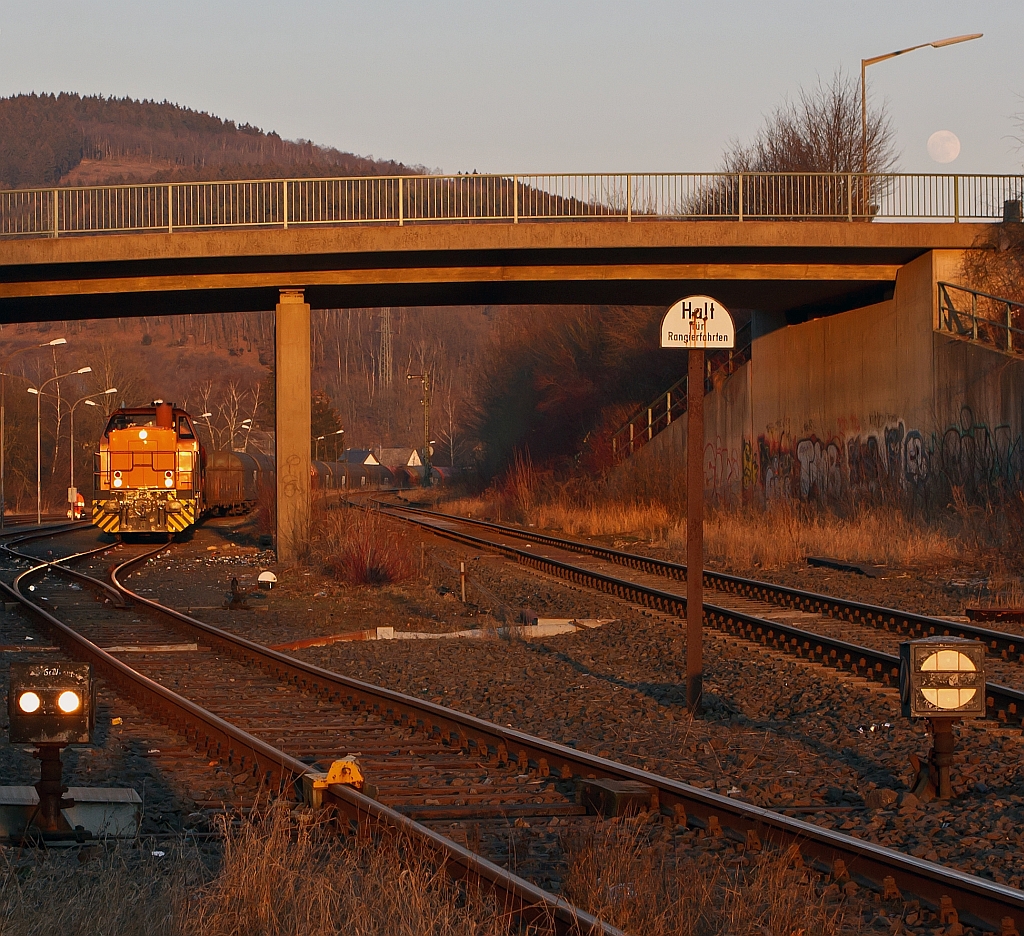 Im letzen Sonnenlicht und bei Vollmond: In Herdorf (06.02.2012) auf der Gleisanlage der Kreisbahn Siegen-Wittgenstein  (KSW) ist die Lok 42, eine Vossloh G 1700 BB (F.-Nr. 1001108, Baujahr 2001) mit Gterzug bereit zur bergabefahrt nach Betzdorf/Sieg. Die Gleissperre ist noch geschlossen. Rechts verluft das DB-Gleis (KBS 462) Hellertalbahn.