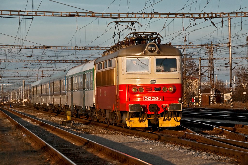 Im letzen Sonnenlicht des Tages brachte die BR 242 253 den Sp 1773 von Brnn nach Breclav. Die Aufnahme entstand am 05.02.2011.