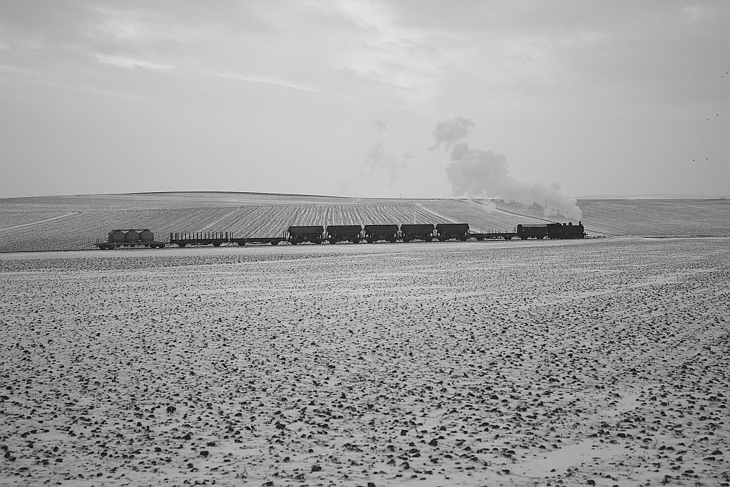 Im letztem Tageslicht nhert sich die NLB 93.1420 als Nebenfahrt SGAG 14500 am 11.Februar 2013 dem Ziel Ernstbrunn.