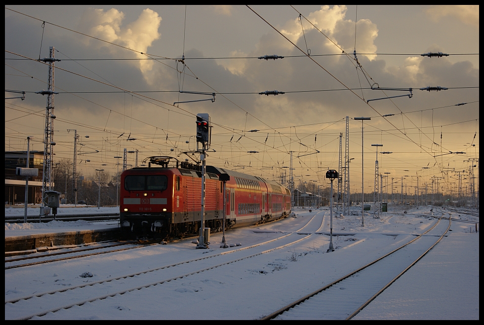 Im letzten Abendlicht bannt sich 112 161 mit dem  neuen  RE11 den Weg in die Hallen des Duisburger Hbf´s