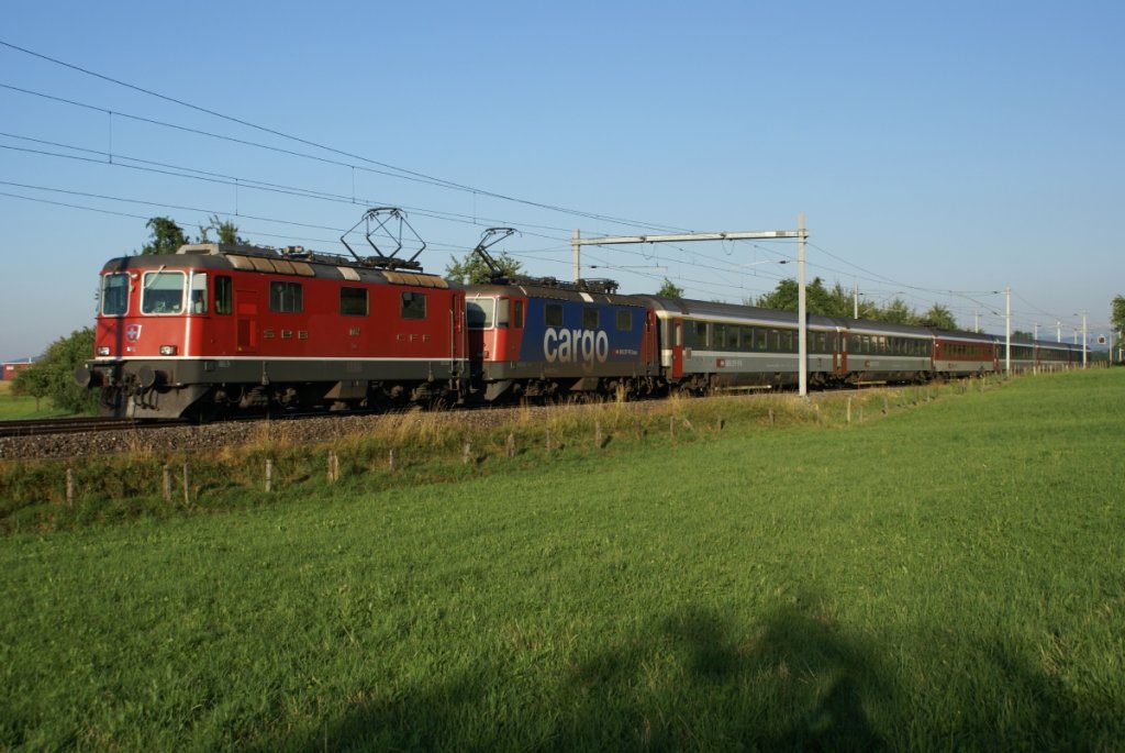 Im letzten Abendlicht des 8.7.10 kam erwischte ich dann noch den EC 192. An der Spitze befand sich vor der Re 421 372-4 noch die Re 4/4 II 11132. Das Bild entstand in Algetshausen-Henau.