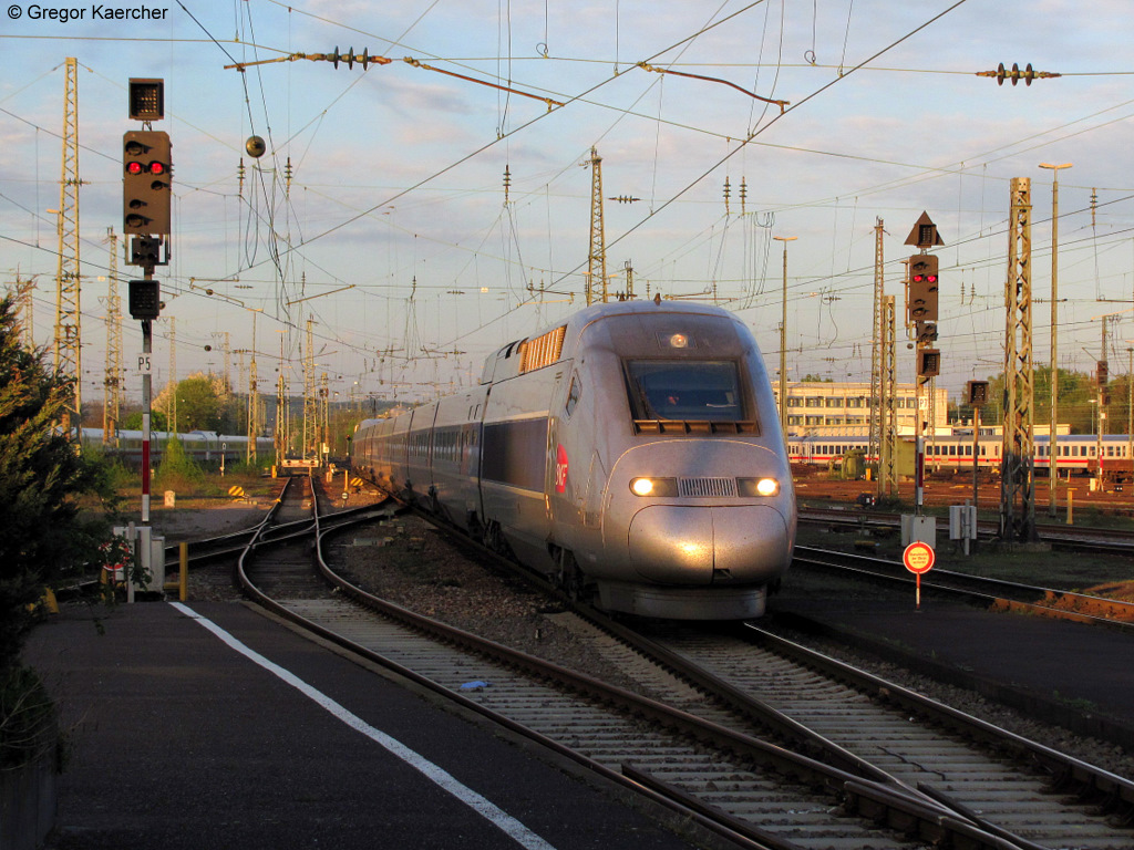 Im letzten Abendlicht erreicht der TGV POS 4413 als TGV 9570 (Stuttgart - Paris) den Karlsruher Hbf.