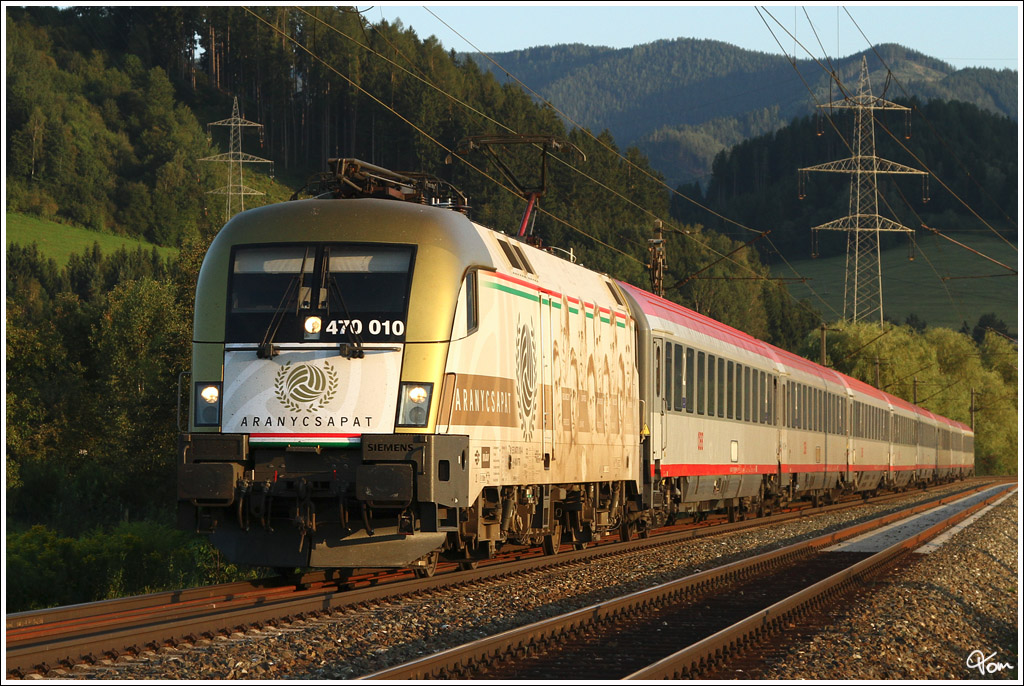 Im letzten Abendlicht fhrt die   goldene Elf , MAV 470 010  Aranycsapat  mit IC 530 von Villach nach Wien Meidling.
Knittelfeld 14.8.2012