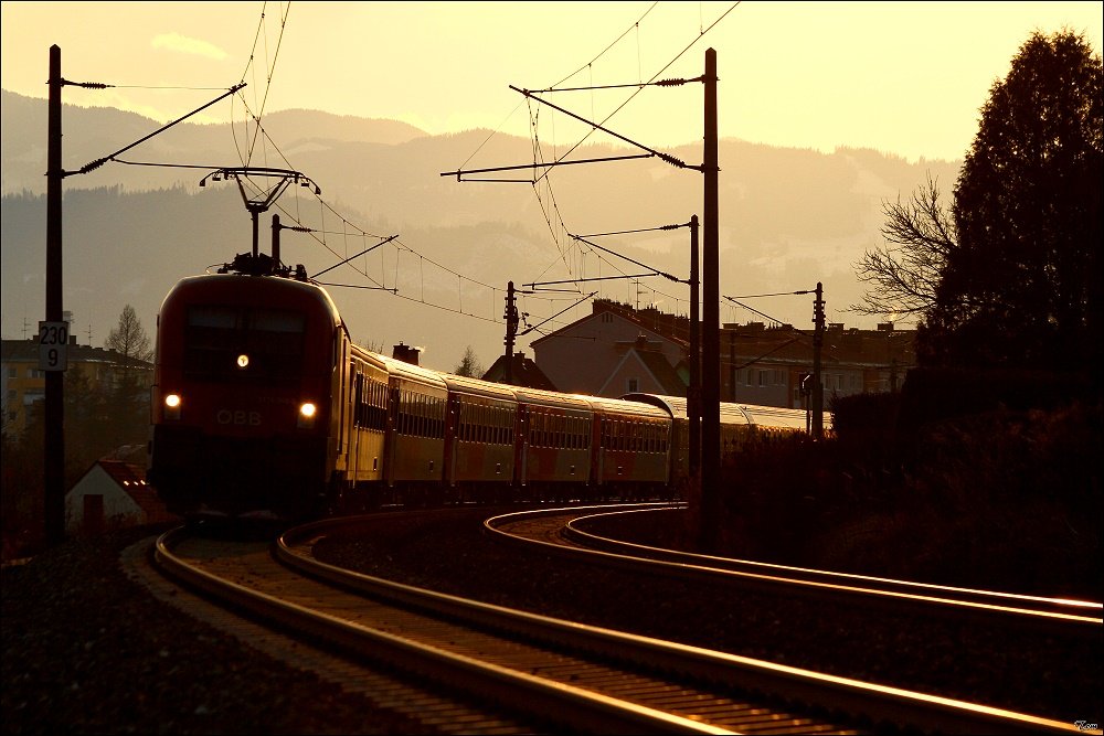 Im letzten Abendlicht fhrt 1116 268 mit EC 630  easybank  von Villach nach Wien Meidling.
Zeltweg 7.3.2010
