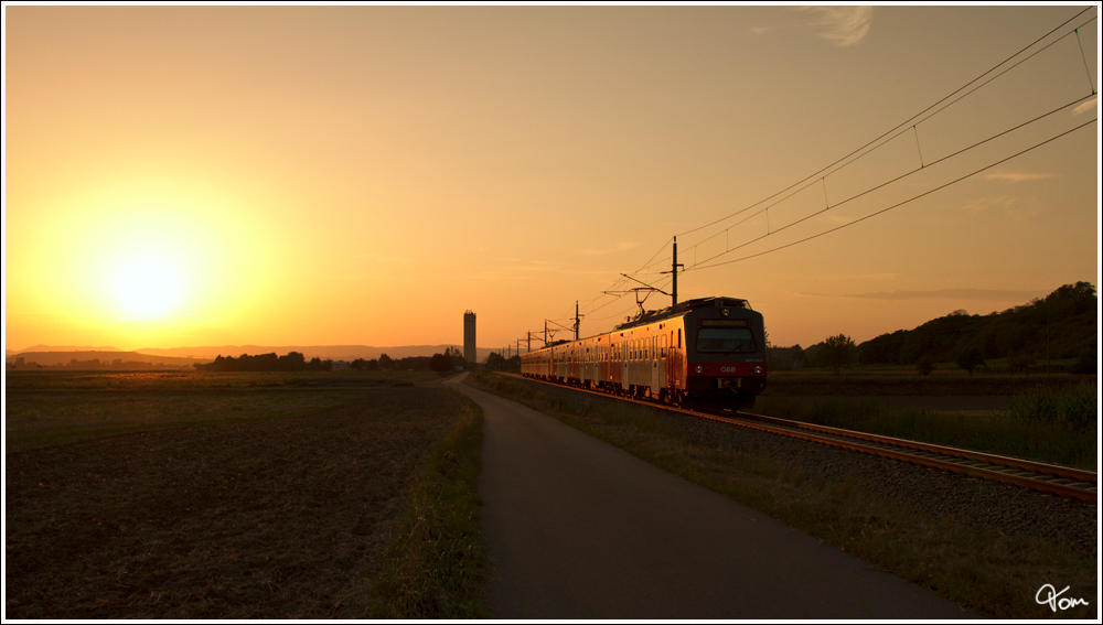 Im letzten Abendlicht, f�hrt 4020 316 als R 7175 von Krems a.d.Donau nach Absdorf-Hippersdorf.
Wagram am Wagram 22.08.2012