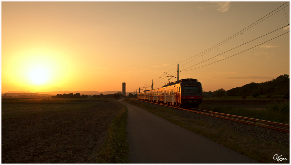 Im letzten Abendlicht, fhrt 4020 316 als R 7175 von Krems a.d.Donau nach Absdorf-Hippersdorf.
Wagram am Wagram 22.08.2012