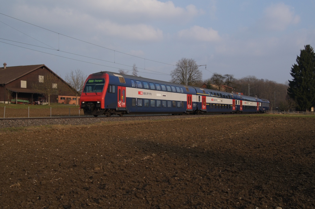 Im letzten Abendlicht fhrt am 1.3.11 ein DPZ von Marthalen Richtung Dachsen.