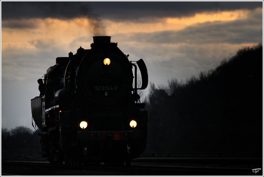 Im letzten Abendlicht fhrt Dampflok 52 8154 bei der Plandampfveranstaltung  Dampf trifft Kohle2  durch den Bf Profen.  
5.2.2011