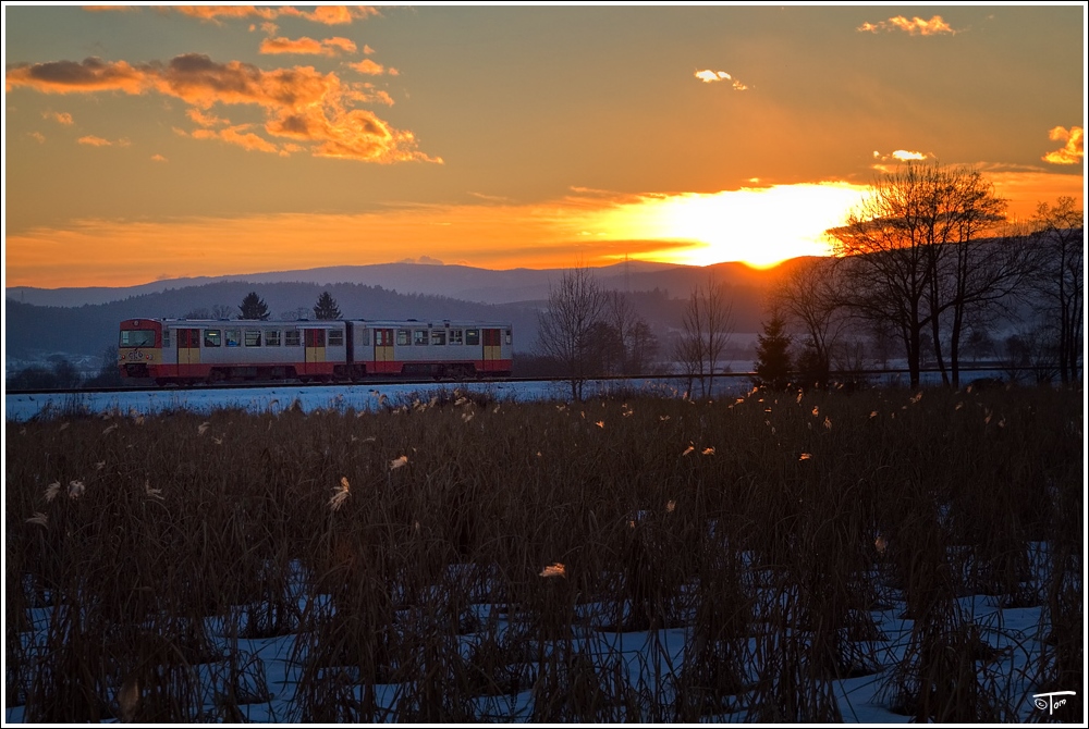 Im letzten Abendlicht fhrt GKB Triebwagen 5070 006  als R 8565 von Graz Hbf. nach Wies-Eibiswald. 
Gro St Florian 27.12.2010