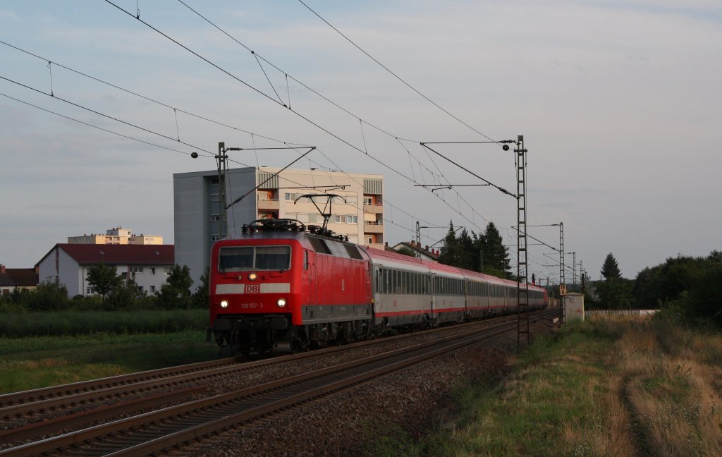 Im letzten Abendlicht fuhr 120 157 mit ihrem EC 112 von Klagenfurt nach Siegen hinten lief 1116 077 abgeb�gelt mit.Leider fuhr die Lok in den Masten,aber ich hoffe das Bild gef�llt auch so.Aufgenommen am 01.08.10 in Lampertheim.(Patrick)
