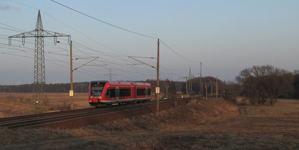Im letzten Abendlicht kommt hier dir RB22 von Berlin Schnefeld Flughafen nach Potsdam Hbf gefahren. Nudow den 05.03.2011