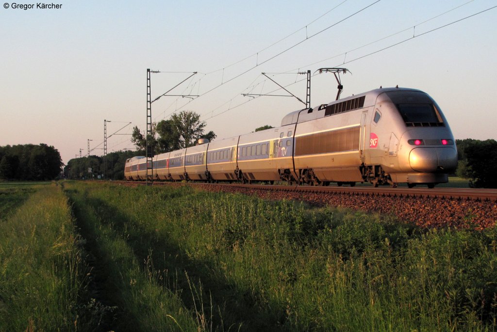 Im letzten Abendlicht nimmt TGV POS 4403 als TGV 9577 (Paris Est - Stuttgart Hbf) seine letzte Etappe nach Stuttgart in Angriff. Aufgenommen am Abend des 25.05.2012 bei Karlsruhe-Durlach.