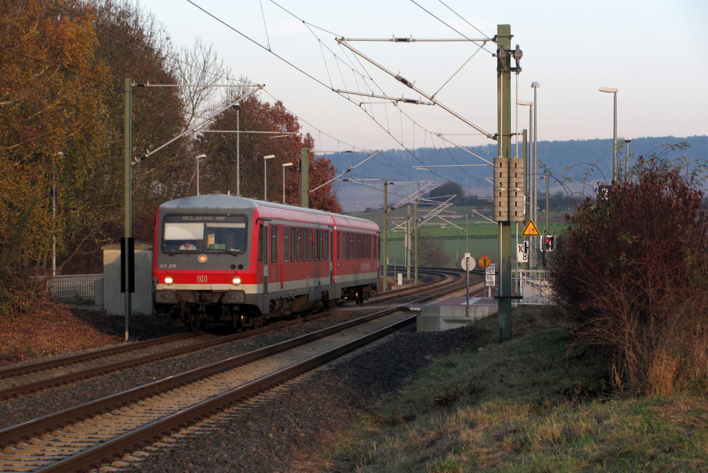 Im letzten Abendlicht passiert 628 270-0 als RE 23438 (Crailsheim-Heilbronn) nonstop den Bedarfshalt Wieslensdorf. Aufgenommen am 19.11.2011.