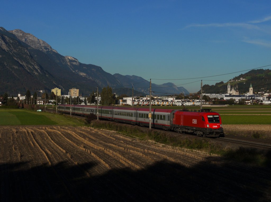 Im letzten Abendlicht zeigte sich am 20.10.12 BB 1016 007 vor der Kulisse von Schwaz mit dem OIC 864 (Wien Westbf - Bregenz)