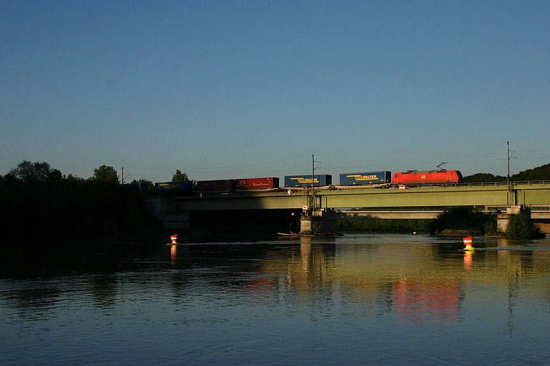 Im letzten Abenslicht des 5.6.2010 rollt der LKW Walterzug Richtung Ingolstadt.(Donaubrcke Poikam,5.6.2010,KBS 993)