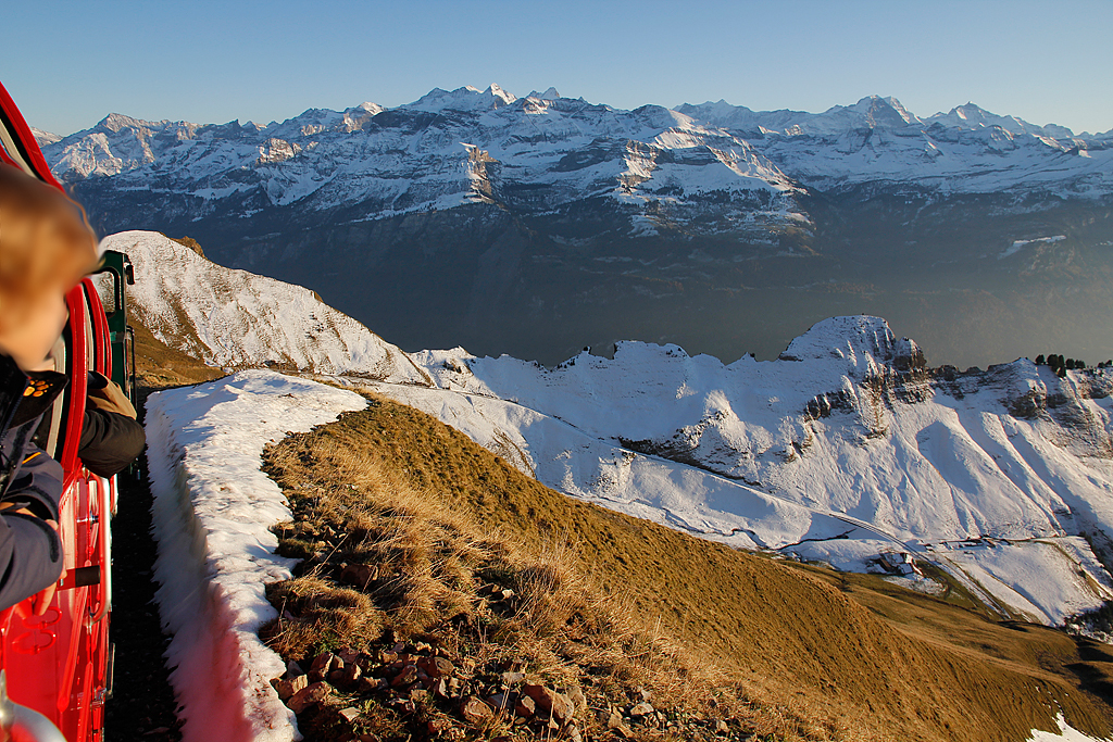Im letzten BRB-Zug in dieser Saison auf Talfahrt, kurz nach der Schonegg-Galerie. Blick auf bevorstehende Strecke Richtung Dirrengrind und Oberstafel, dahinter die Berner Alpen. 23. Okt. 2011, 17:49