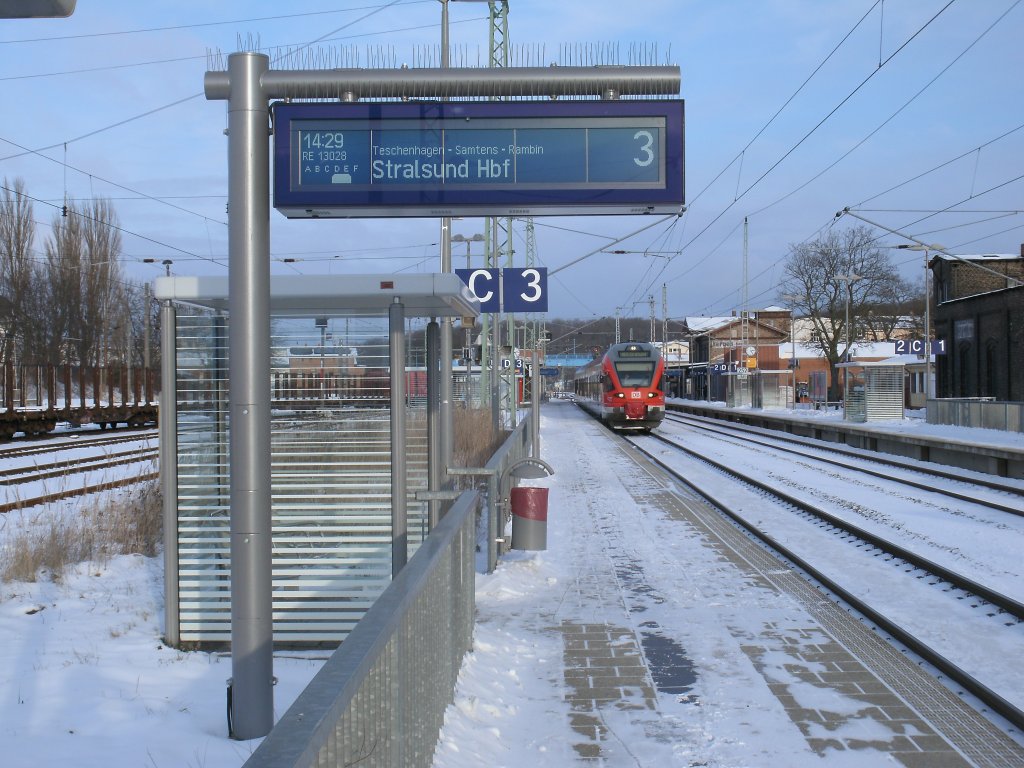 Im letzten Fahrplan gab es am Wochenende noch durchgehende RE-Zge von Stralsund nach Binz und zurck.Seitdem neuen Fahrplan enden und beginnen die RE-Zge am Wochenende in Bergen/Rgen.Hier stehen die Zge fast eine Stunde lang am Bahnsteig.Am 19.Januar 2013 war es 429 027 der hier fast eine Stunde auf Abfahrt wartete.