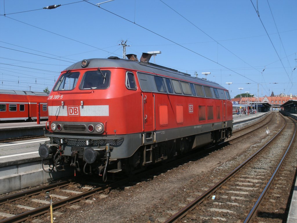 Im letzten Jahr konnte man die 218 noch in Stralsund antreffen.Am 16.Juli 2011 brachte 218 389 den Uex von Heringsdorf nach Stralsund.Erst am Nachmittag ging es wieder zur�ck nach Heringsdorf solange blieb die Lok in Stralsund.