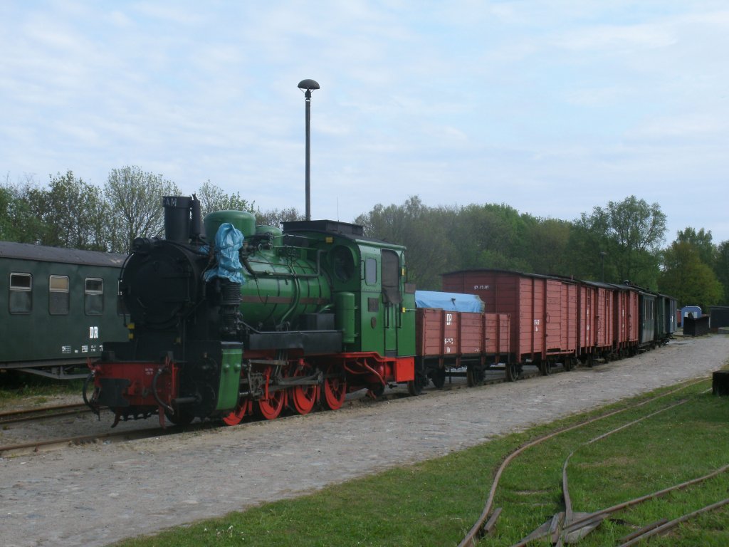 Im letzten Jahr stand hier noch 99 4652,da die Lok gegenwrtig zerlegt ist,stellte man zum Bahnhofsfest die Mh53 vor den Traditionswagen in Putbus.Aufnahme am 19.Mai 2012.