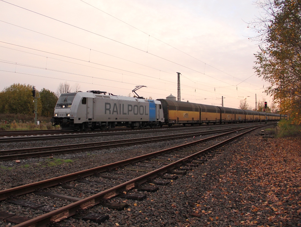 Im letzten Licht: 185 691-3 mit geschlossenen ARS-Autotransportwagen in Fahrtrichtung Norden. Aufgenommen am 27.10.2012 in Eschwege West.