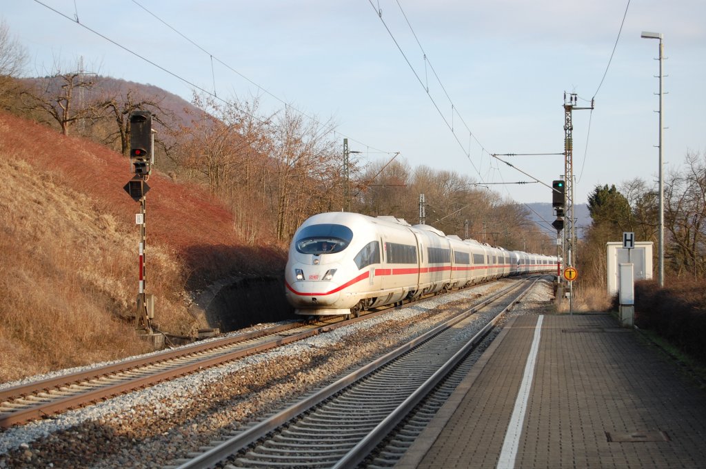 Im letzten Licht des 19.3.2010 durchfhrt ein ICE-3-Doppel den Bahnhof von Gingen an der Fils.