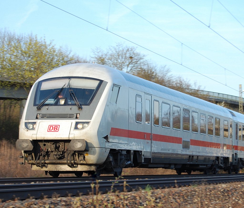 Im letzten Licht des 7.4.2010 rollt ein IC mit Steuerwagen voraus die Filsbahn hinunter Richtung Stuttgart. Aufgenommen kurz vor Plochingen.