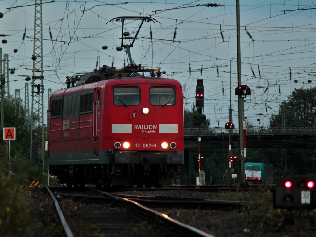 Im letzten Licht des Abends rangiert 151 067-6 am 25.08.2011 in Aachen West. Im Hintergrund steht Cobra 186 209 (2817).